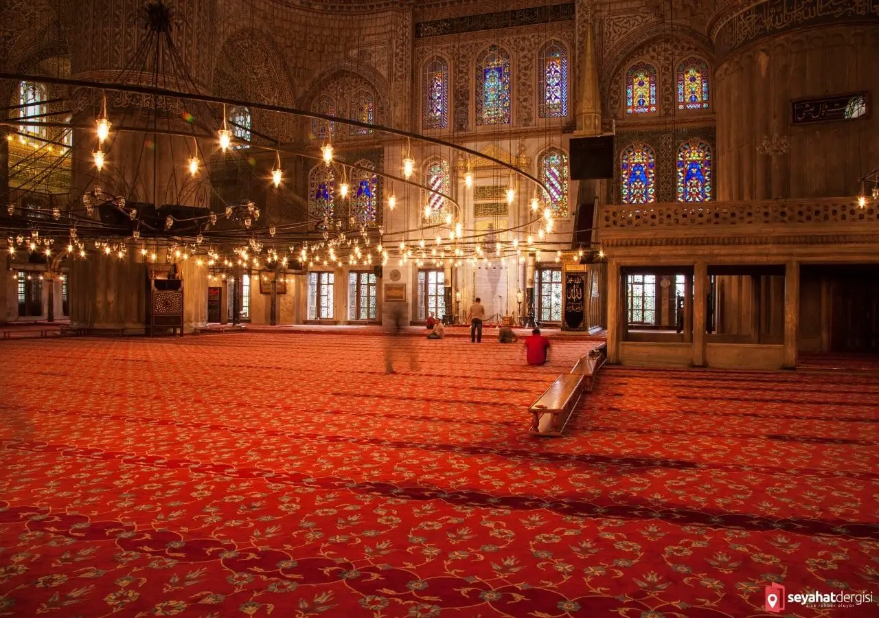 Интерьер мечети Султан Ахмет