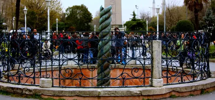 Yılanlı Sütun Gezi Rehberi : Nerede ve Tarihi ile Hakkında Bilgiler