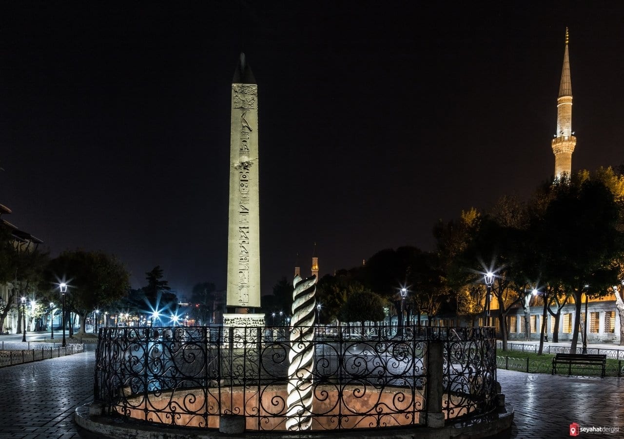 Змеиная колонна в Стамбуле. Megaron Стамбул. Sultanahmet Square. Султанахмет (площадь).