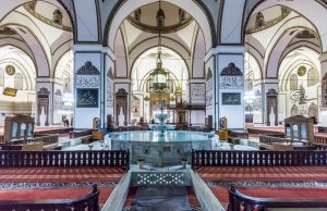 Bursa Ulu Camii: 20 Kubbeli Erken Osmanlı Şaheseri, Hat Sanatının Canlı Müzesi ve Detaylı Ziyaret Rehberi Bursa Ulu Camii Kaç Kişilik, Hat Sanatı ve Ziyaret İpuçları