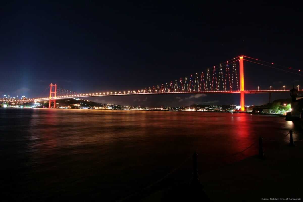İstanbul Boğazı Gece Işıklı Köprü Manzarası