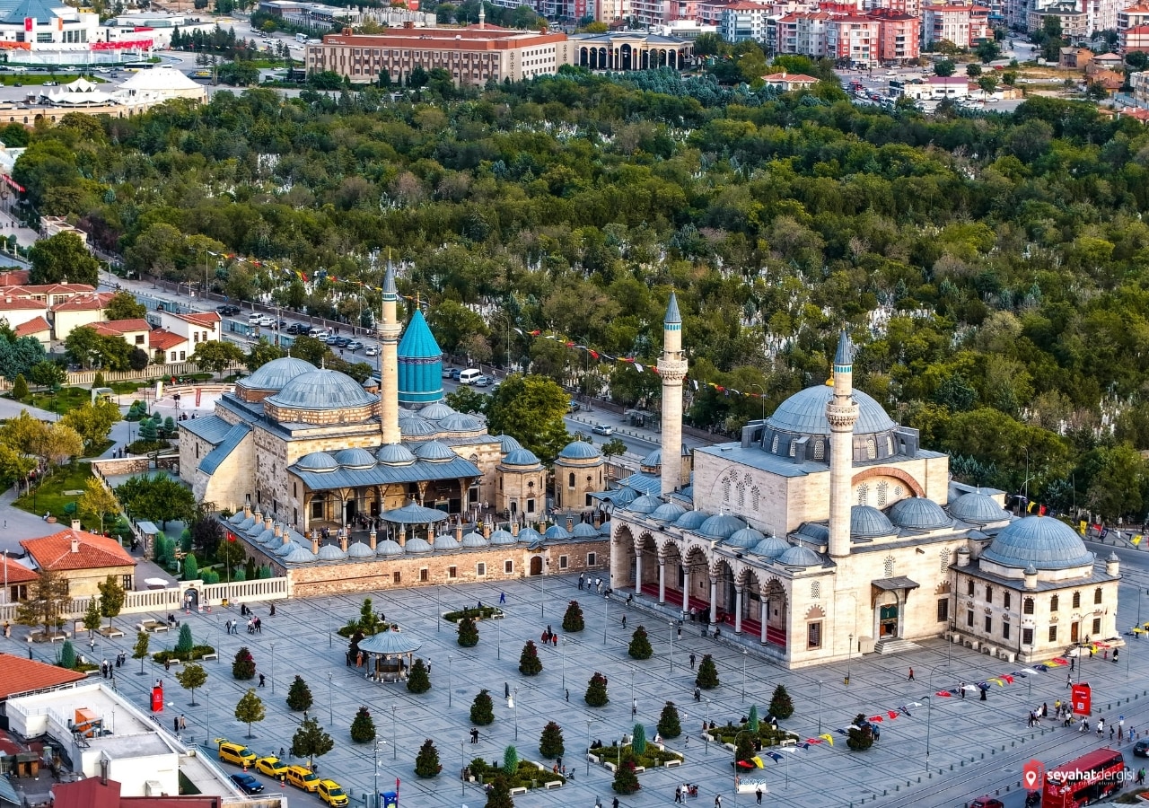 Konya Mevlana Müzesi külliyesi ve meşhur Yeşil Kubbe'nin havadan genel görünümü
