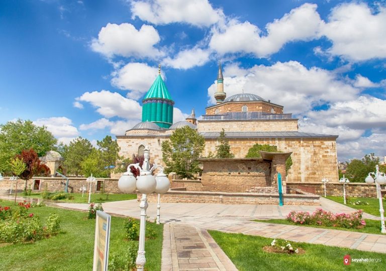 Mevlana Türbesi'nin ziyaretçi giriş kapısı ve dışarıdan görünümü