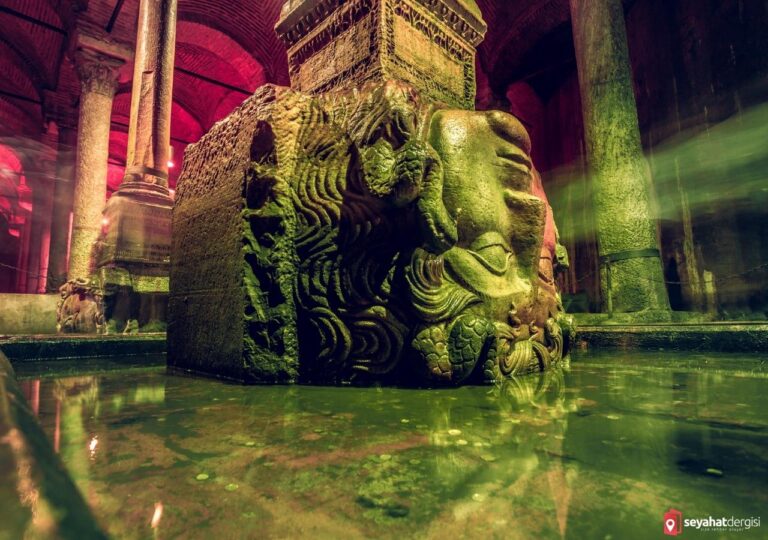 Yerebatan Sarnıcı Medusa Başı Heykeli