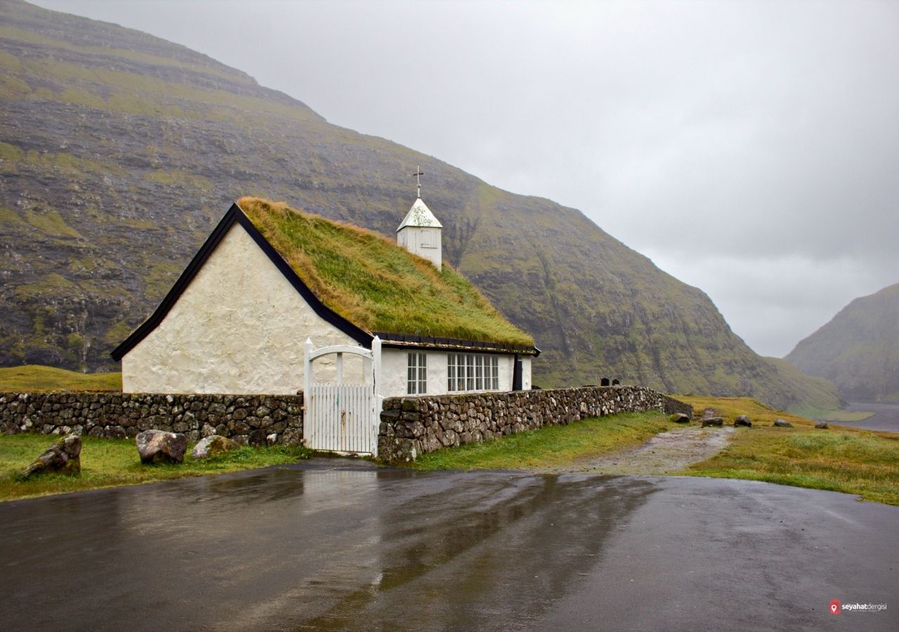Faroe Adaları çim çatılı ev yapım detayı ve geleneksel turf house mimarisi