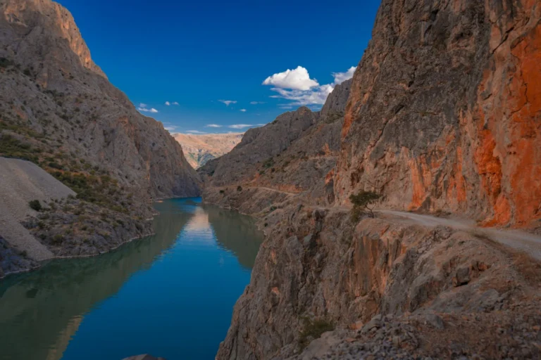 Karanlık Kanyon